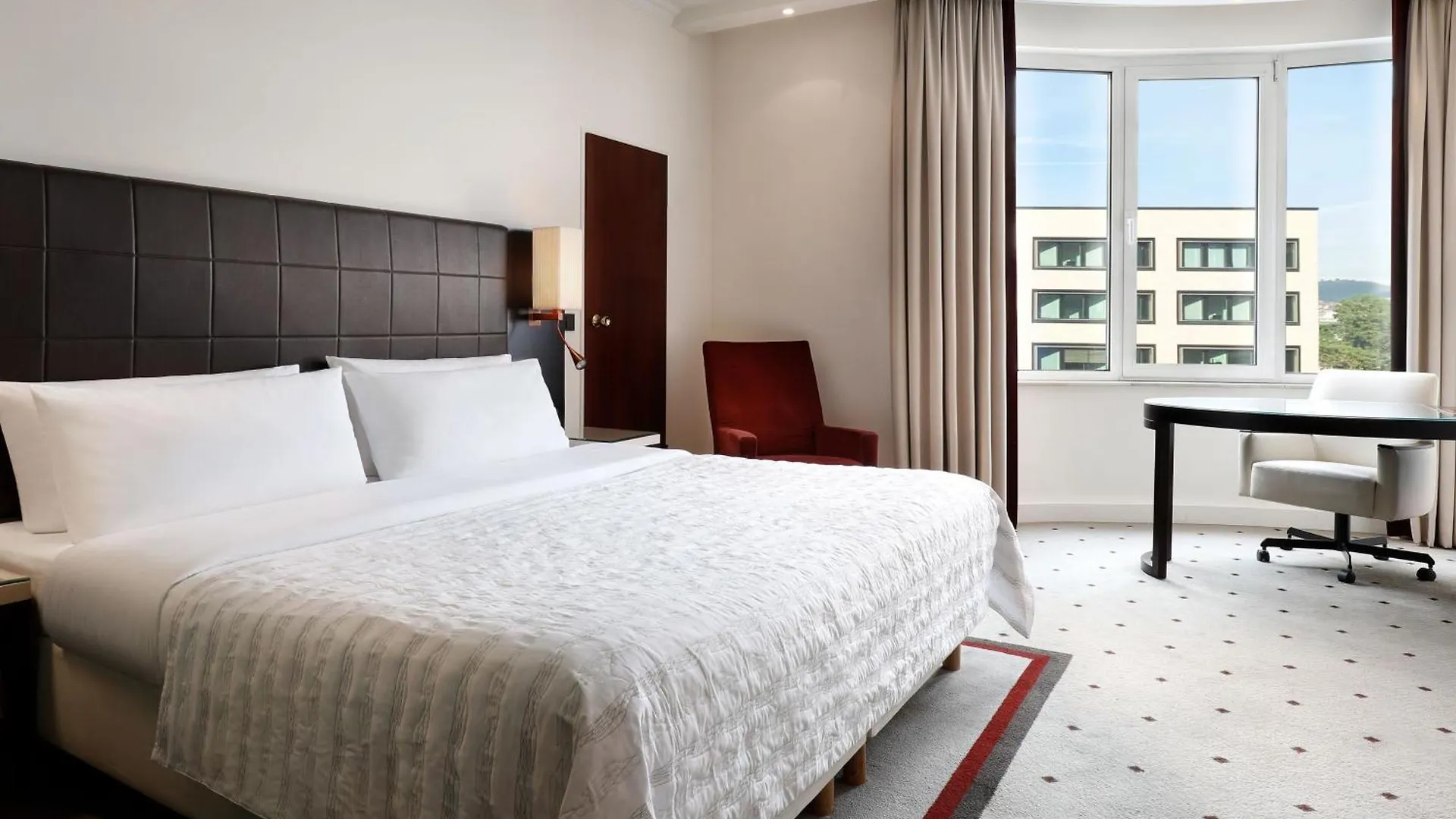 Le Meridien Štutgart 5*,